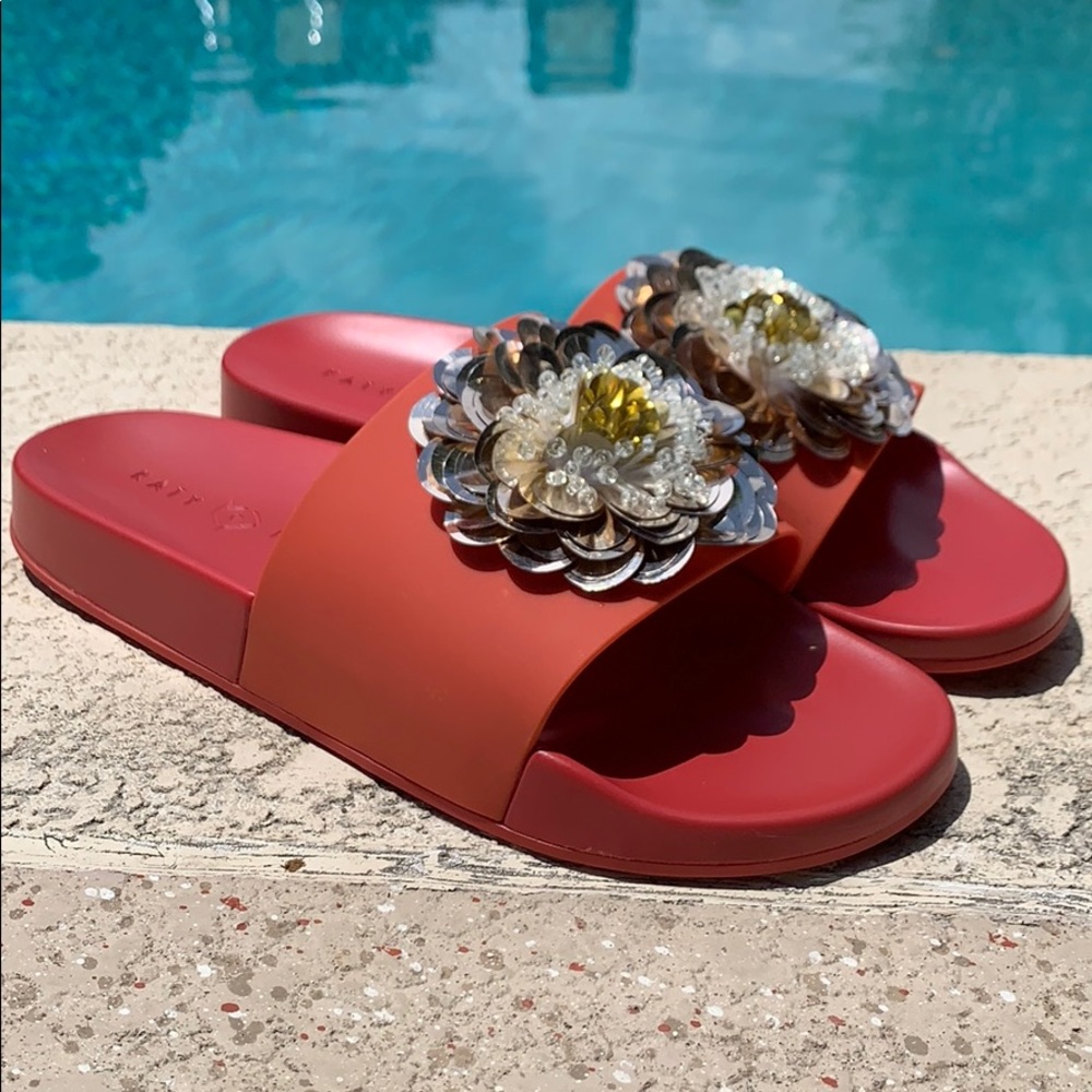 👠 Katy Perry red sequined flip flops